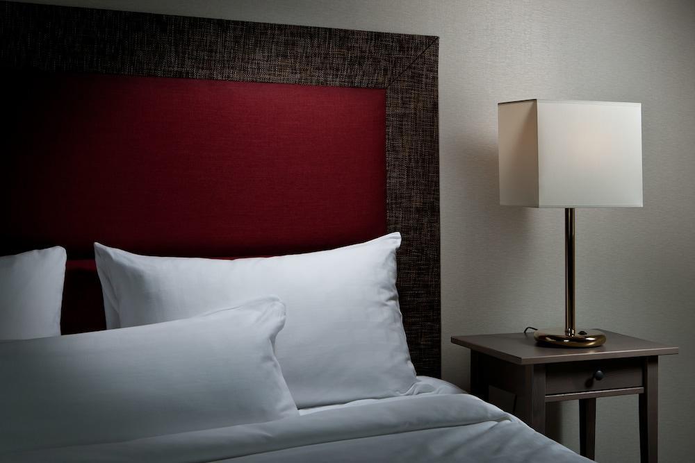 ฮาวาร์ด พลาซ่า โฮเต็ล Hotel เกาสง ภายนอก รูปภาพ A bed with a headboard