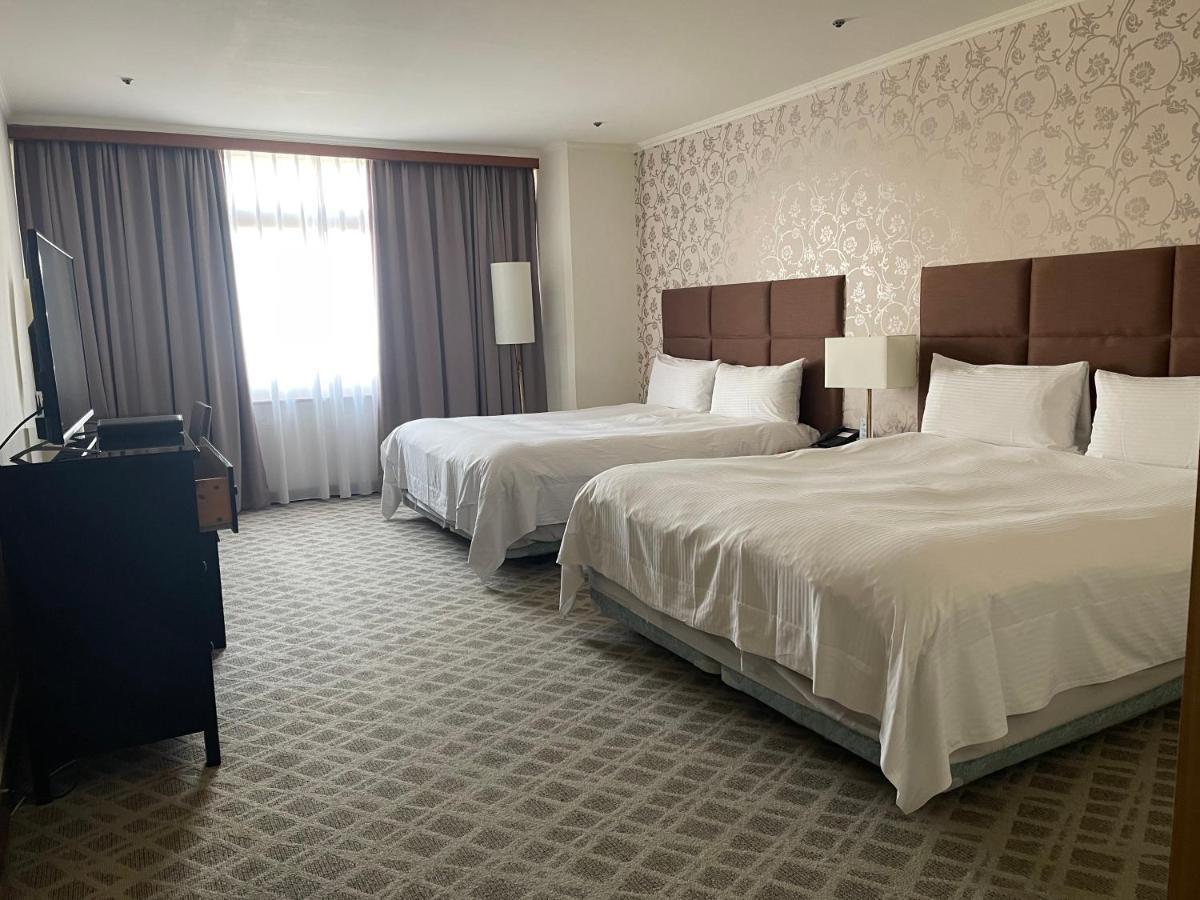 ฮาวาร์ด พลาซ่า โฮเต็ล Hotel เกาสง ภายนอก รูปภาพ A room at the Hilton Garden Inn in San Francisco