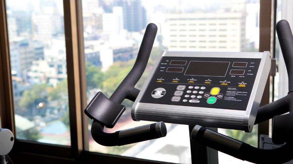 ฮาวาร์ด พลาซ่า โฮเต็ล Hotel เกาสง ภายนอก รูปภาพ A treadmill console