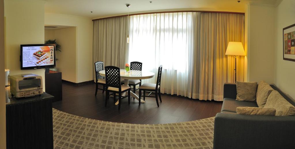 ฮาวาร์ด พลาซ่า โฮเต็ล Hotel เกาสง ห้อง รูปภาพ A suite at the hotel