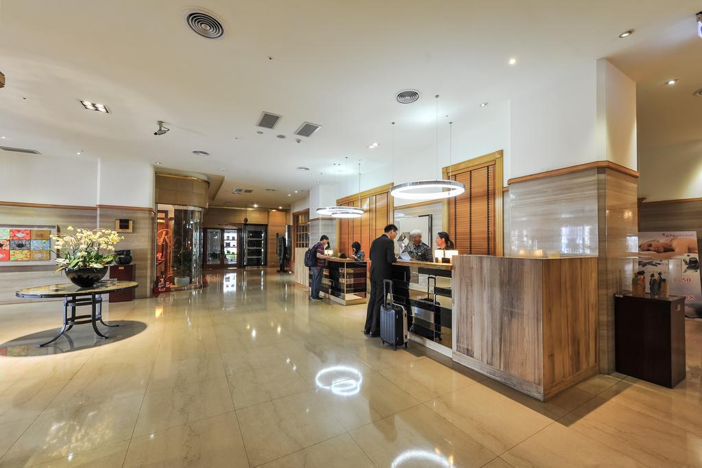 ฮาวาร์ด พลาซ่า โฮเต็ล Hotel เกาสง ภายนอก รูปภาพ The lobby of the hotel