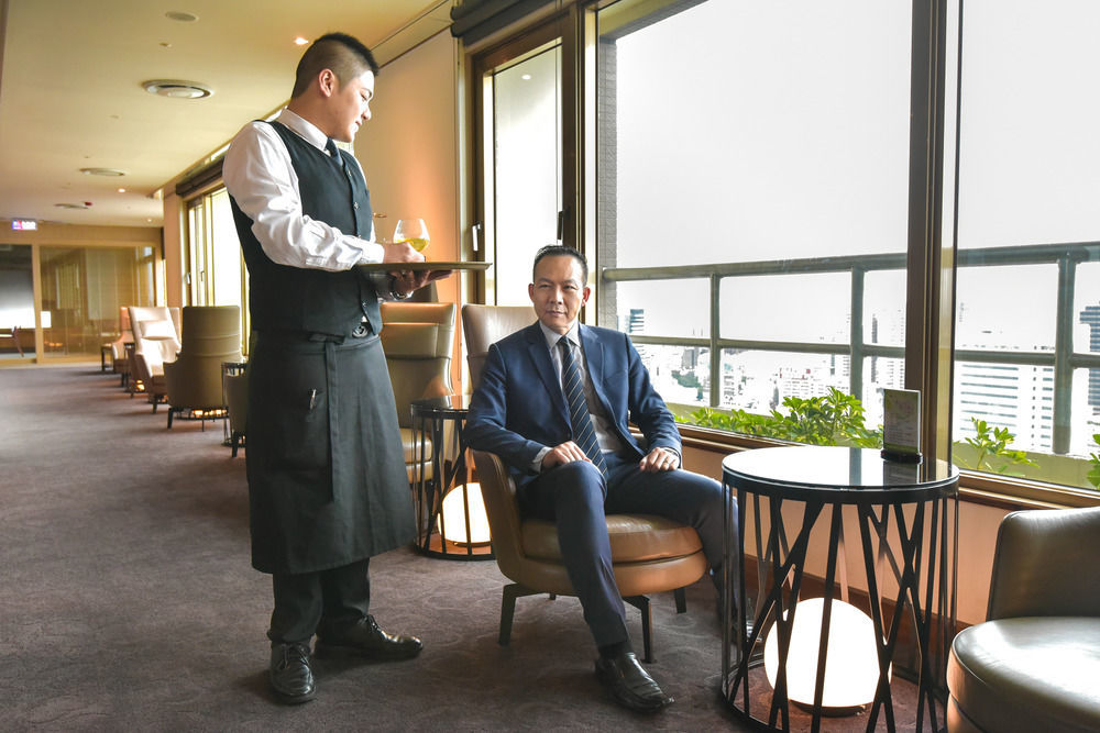 ฮาวาร์ด พลาซ่า โฮเต็ล Hotel เกาสง ภายนอก รูปภาพ A butler serving a guest at a hotel